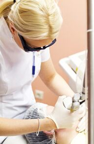 ایک ڈاکٹر فوٹو تھرمولیسس کا طریقہ کار انجام دیتا ہے