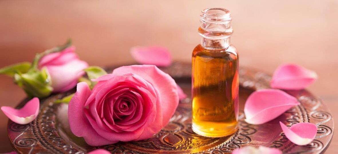 گلاب کا تیل جھریوں کو ہموار کرتا ہے۔