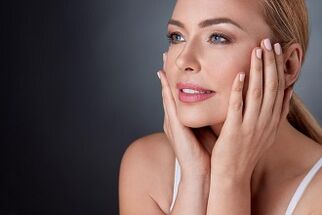 ایک عورت جلد کی تجدید کے لیے اپنے چہرے پر تیل لگا رہی ہے۔